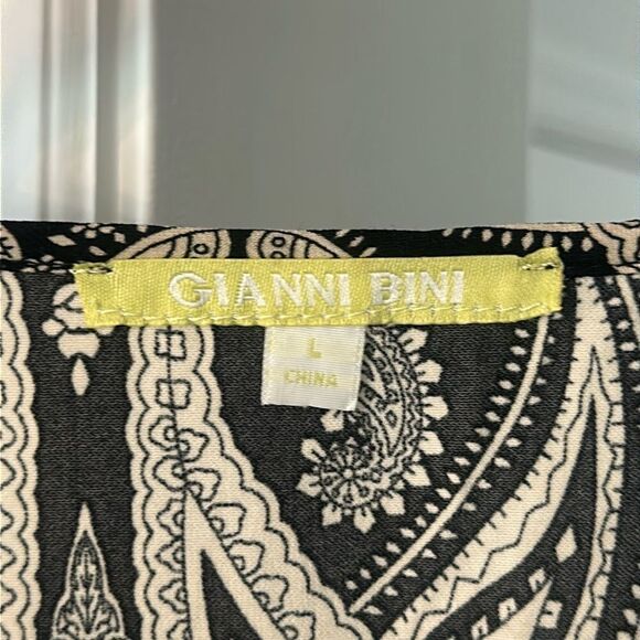 Gianni Bini Boho style Kaftan/Cover up. Black and cream paisley print. - Picture 4 of 6
